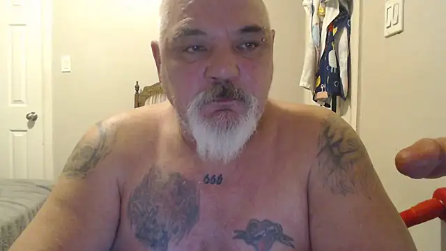 Newfiesausage1972 online show from March 8, 9:18 pm