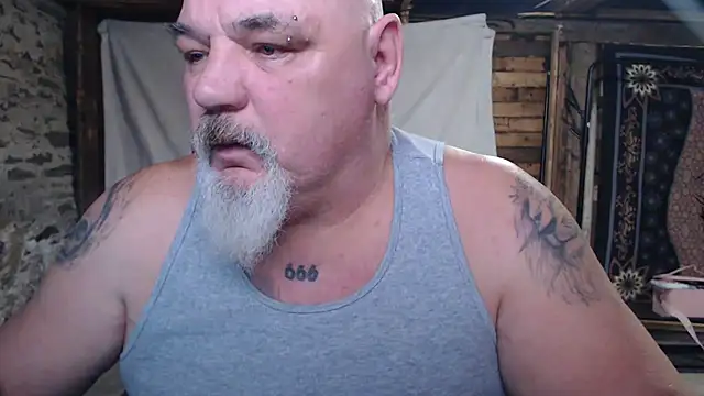 Newfiesausage1972 online show from January 13, 3:05 pm