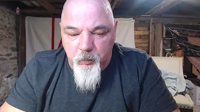 Newfiesausage1972 online show from March 1, 10:09 pm