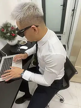 harrylouis1357 online show from January 7, 11:15 am