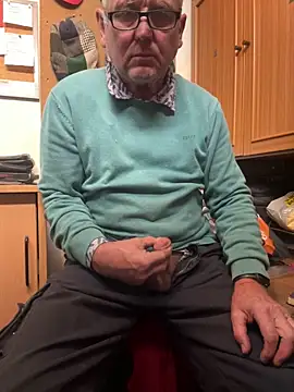 Snapshot of oldgayman chatting on October 6, 11:59 am oldgayman online show from October 6, 11:59 am