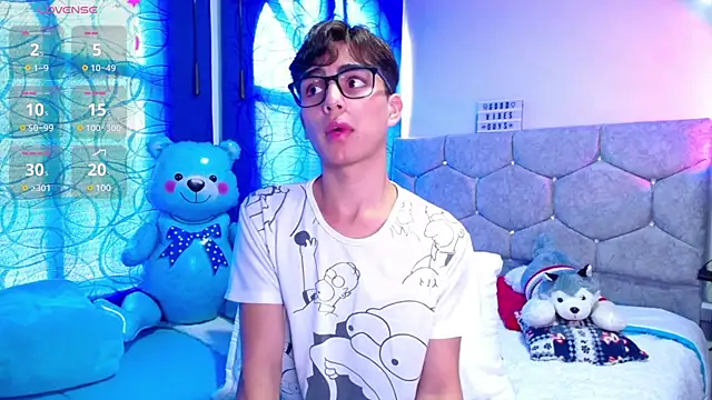 Snapshot of OwenBluee chatting on December 11, 6:26 pm OwenBluee online show from December 11, 6:26 pm