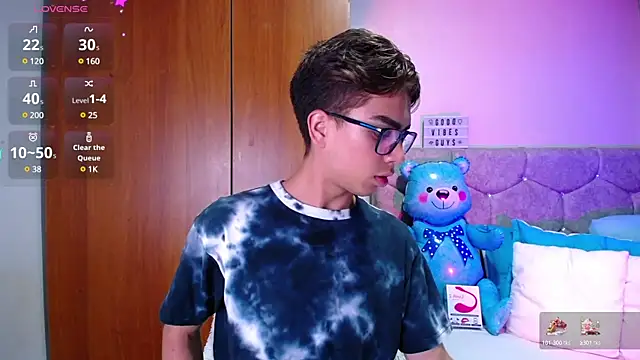 Snapshot of OwenBluee chatting on January 23, 5:24 am OwenBluee online show from January 23, 5:24 am