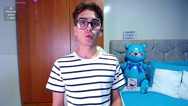 Snapshot of OwenBluee chatting on January 22, 5:16 am OwenBluee online show from January 22, 5:16 am