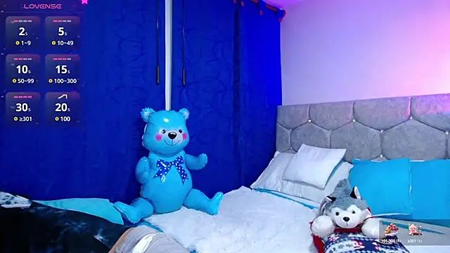 Snapshot of OwenBluee chatting on December 13, 1:26 am OwenBluee online show from December 13, 1:26 am