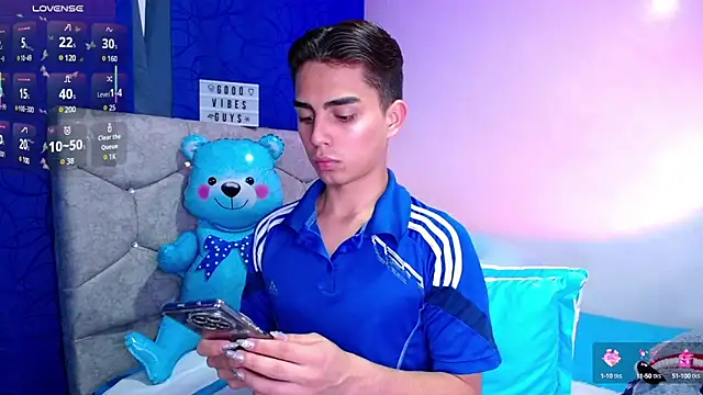Snapshot of OwenBluee chatting on February 28, 5:26 am OwenBluee online show from February 28, 5:26 am