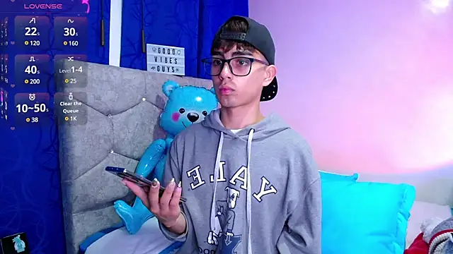 Snapshot of OwenBluee chatting on December 31, 12:00 am OwenBluee online show from December 31, 12:00 am