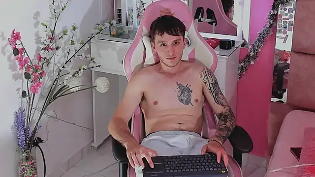 Dylanwhite23  online show from December 18, 3:13 am