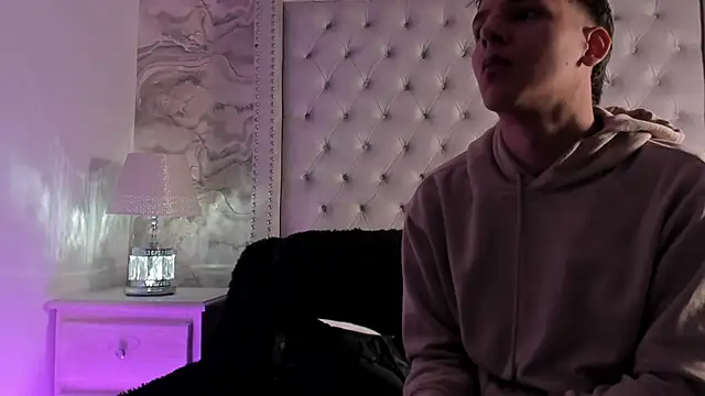 Snapshot of Kev_jenner chatting on March 7, 7:19 am Kev jenner online show from March 7, 7:19 am