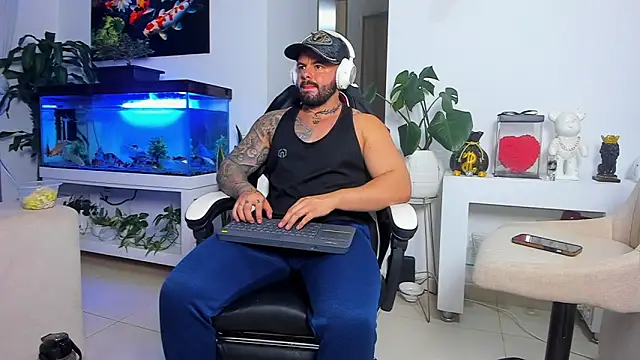 Snapshot of Johnnygrayson1 chatting on October 9, 12:26 am Johnnygrayson1 online show from October 9, 12:26 am