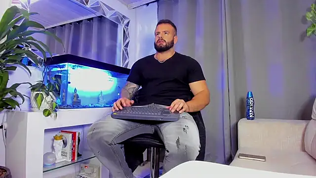Snapshot of Johnnygrayson1 chatting on January 23, 12:35 am Johnnygrayson1 online show from January 23, 12:35 am