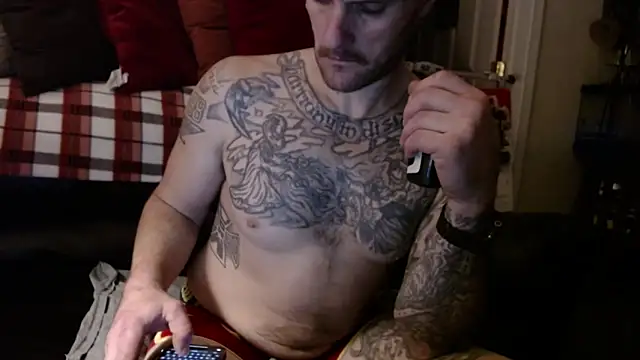 Snapshot of UnCuTupTheBuTT chatting on October 25, 4:47 am UnCuTupTheBuTT online show from October 25, 4:47 am