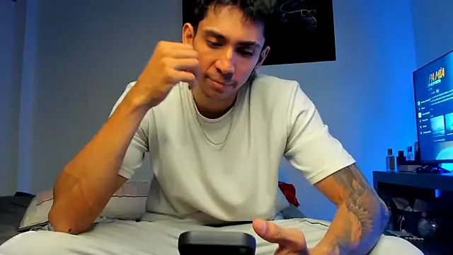 Snapshot of OliverBennet chatting on October 20, 11:52 pm OliverBennet online show from October 20, 11:52 pm