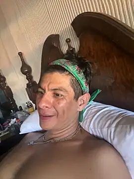 Snapshot of latino1986 chatting on October 15, 7:32 pm latino1986 online show from October 15, 7:32 pm