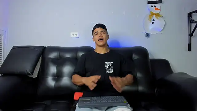 Snapshot of Rob_saenz_ chatting on December 24, 2:01 pm Rob saenz online show from December 24, 2:01 pm
