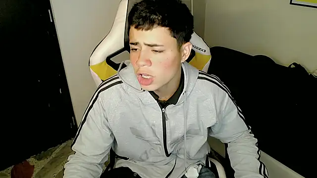 Snapshot of bby_santi chatting on October 6, 5:28 pm bby santi online show from October 6, 5:28 pm