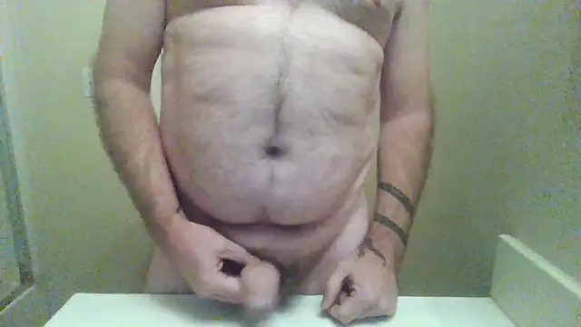 Snapshot of WatchinU82 chatting on October 17, 5:33 am WatchinU82 online show from October 17, 5:33 am