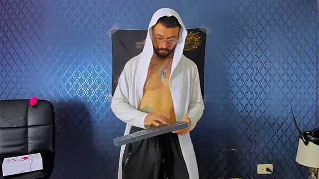 leondevereda online show from December 10, 7:43 pm