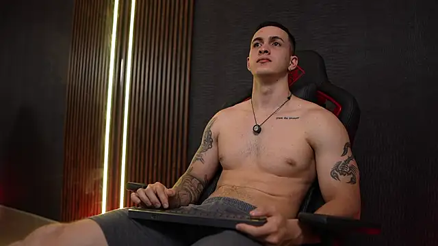 JacksonOlsenn online show from February 21, 8:54 pm