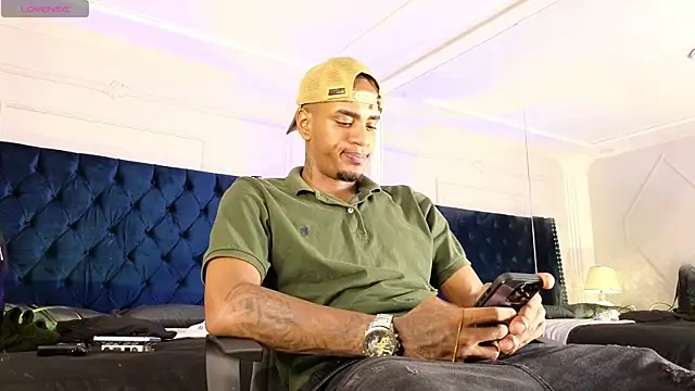 AaronCruz  online show from April 9, 12:30 am