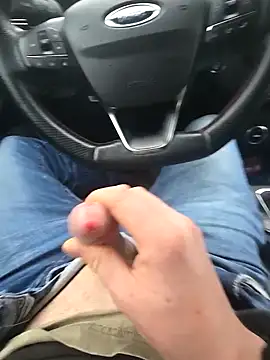 Snapshot of Titanhoott chatting on December 9, 8:22 am Titanhoott online show from December 9, 8:22 am