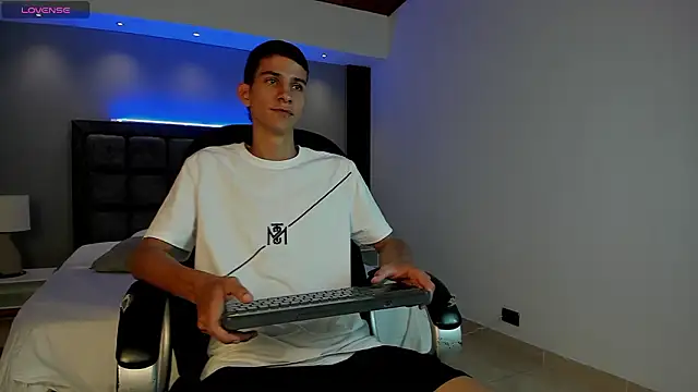 Aaron Scoot online show from March 18, 8:01 pm