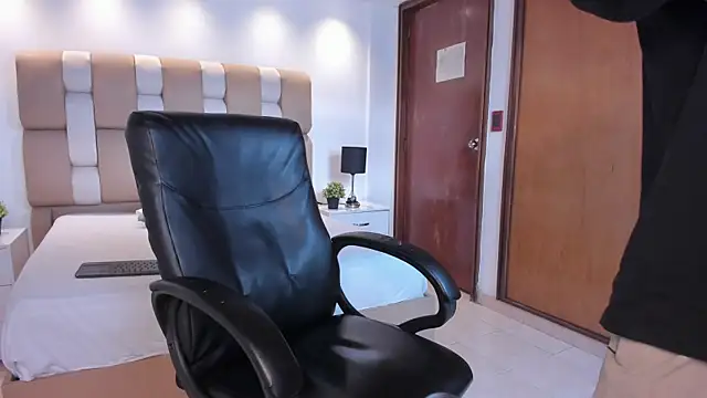 Aaron Scoot online show from April 11, 8:01 pm