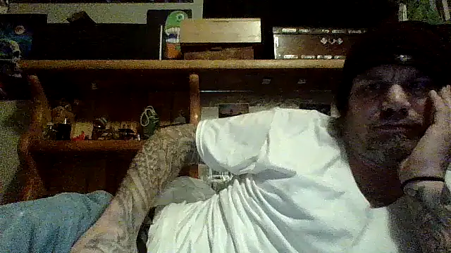 Snapshot of clitstitsandbongrips chatting on December 11, 1:22 pm clitstitsandbongrips online show from December 11, 1:22 pm