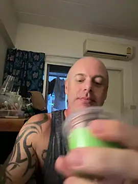 luv2masterb8247 online show from February 7, 12:31 am