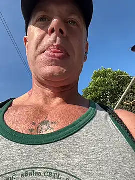 luv2masterb8247 online show from January 4, 1:42 am