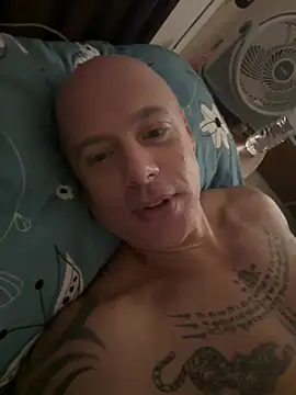 luv2masterb8247 online show from February 20, 12:41 am