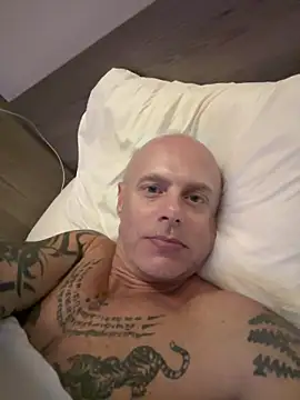 luv2masterb8247 online show from December 17, 12:56 pm