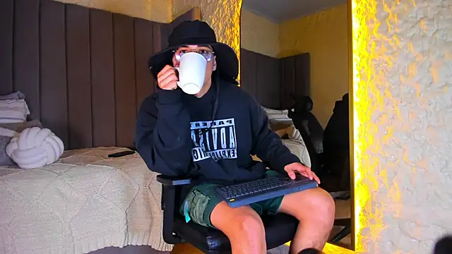 Benjamin More online show from December 18, 2:18 am