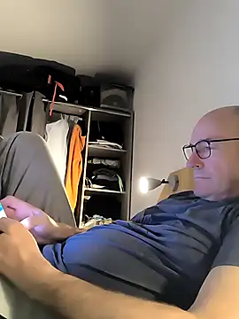 bogland33 online show from December 15, 8:28 pm