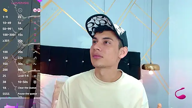 Snapshot of Oliver_king_sex chatting on February 27, 5:26 pm Oliver king sex online show from February 27, 5:26 pm