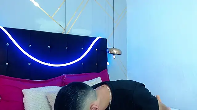 Snapshot of Oliver_king_sex chatting on December 10, 5:55 pm Oliver king sex online show from December 10, 5:55 pm