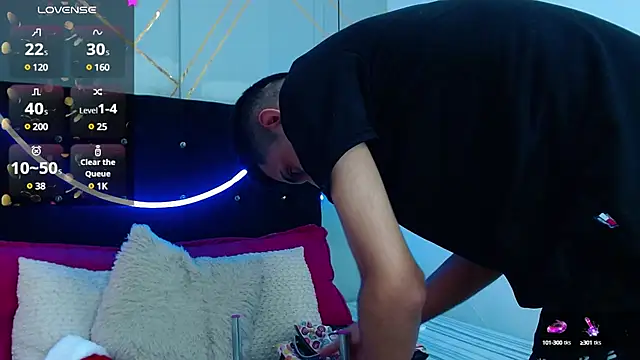 Snapshot of Oliver_king_sex chatting on December 13, 5:21 pm Oliver king sex online show from December 13, 5:21 pm