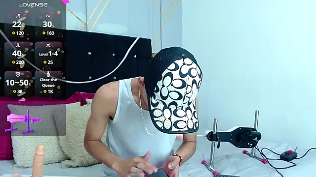 Snapshot of Oliver_king_sex chatting on December 17, 5:47 pm Oliver king sex online show from December 17, 5:47 pm