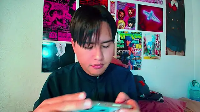 Snapshot of shinji-18 chatting on February 21, 12:27 am shinji-18 online show from February 21, 12:27 am