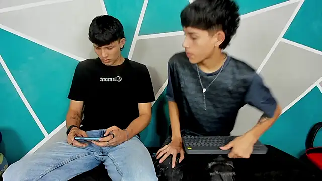 Snapshot of migueyalejo_teens chatting on September 25, 3:27 am migueyalejo teens online show from September 25, 3:27 am