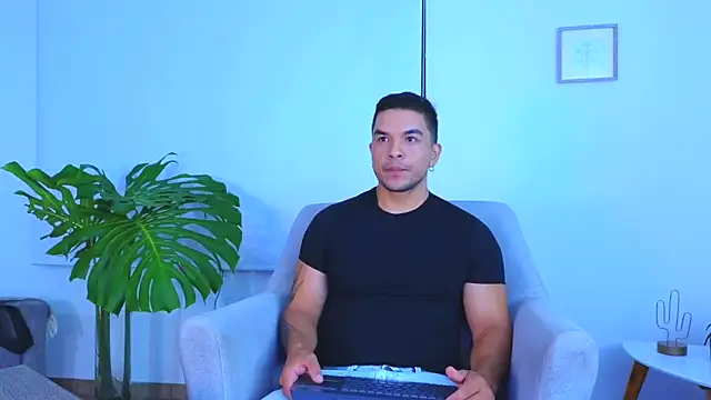 estebandelouis online show from June 10, 11:34 am
