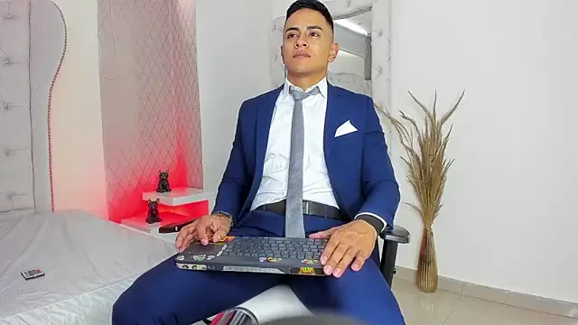 Lucii fer  online show from April 8, 2:15 pm