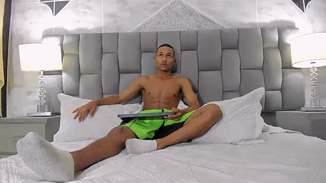 isaackCortes online show from December 10, 4:45 am