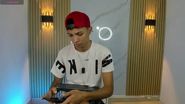 im sebaslopez online show from December 10, 4:13 am