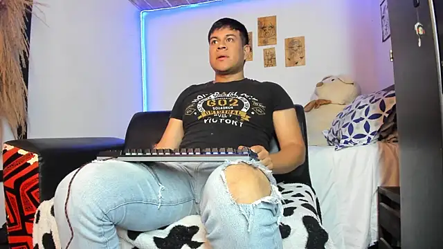 Nicolaskoling online show from December 12, 3:32 am