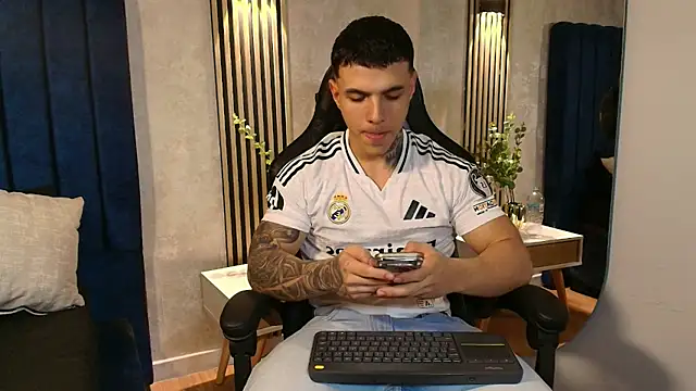 Flynn Riider online show from July 25, 3:47 am