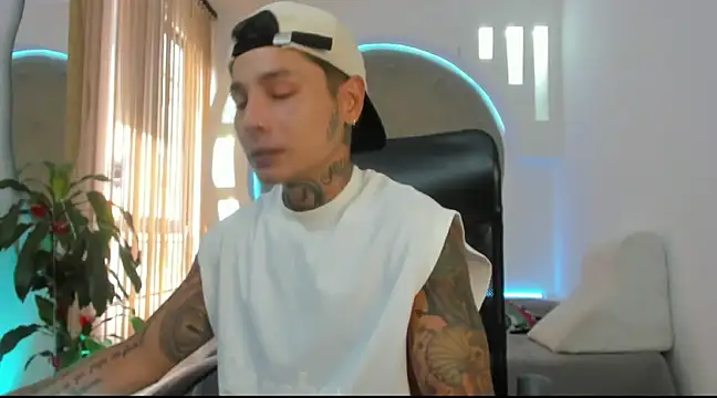 Snapshot of tattokoi chatting on March 2, 7:08 pm tattokoi online show from March 2, 7:08 pm