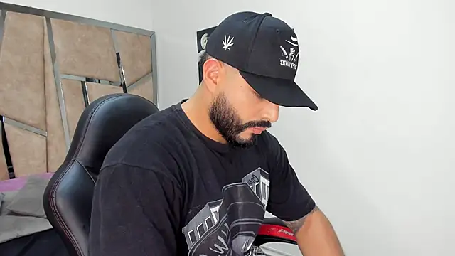 LeandroRusso online show from February 26, 8:42 pm