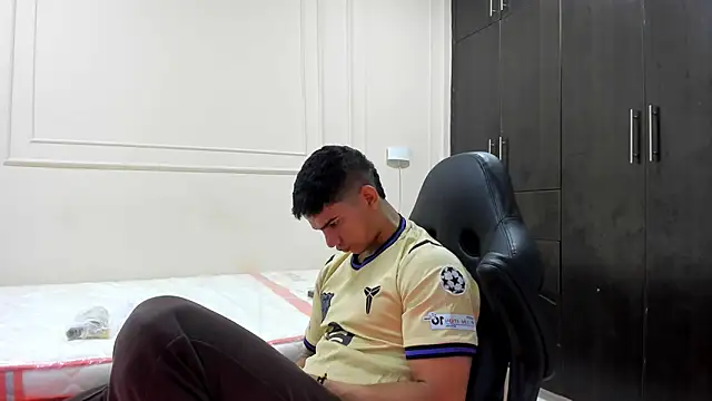 ANDRES STUD online show from April 18, 4:25 am