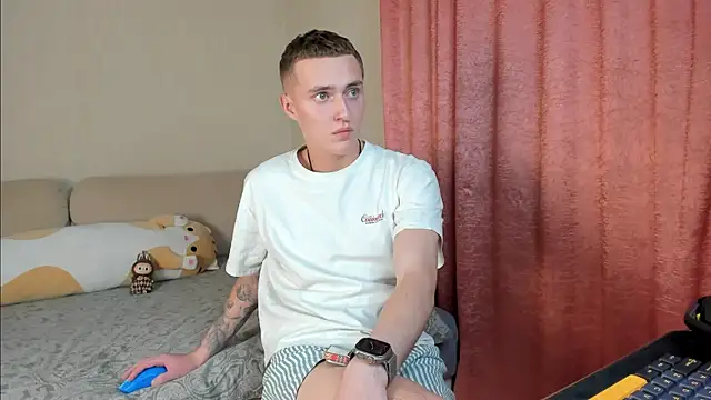 Snapshot of crazybottom99 chatting on October 31, 7:39 pm crazybottom99 online show from October 31, 7:39 pm